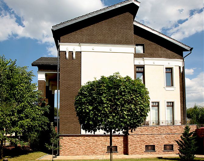 Боковой фасад особняка с колоннами