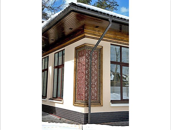 Отделка углов коттеджа резным декором из деревокомпозита и карнизом из полиуретана, окрашенный под состаренное золото