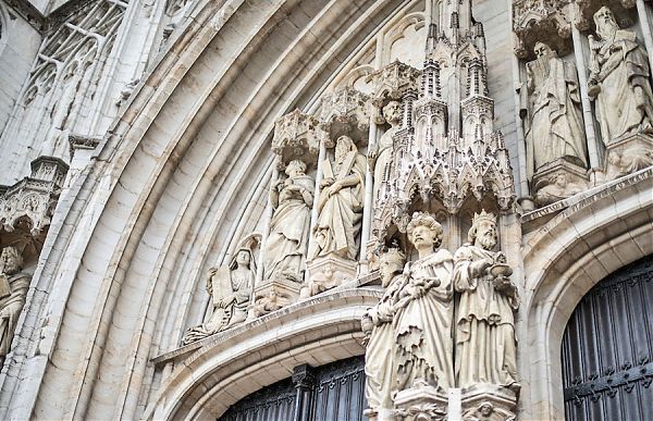 Скульптурное украшение бокового портала Брюссельского собора – скульптуры французских и бельгийских королей, расположенные у основания шпиля контрфорса, и статуи святых и евангелистов, находящиеся в нише арочных ворот.