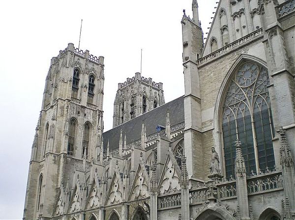Боковой портал, расположенный на восточном фасаде собора, украшен массивной скульптурной балюстрадой, увенчанной статуей Девы Марии и шпилями декоративных контрфорсов.