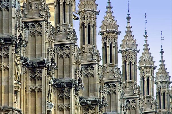 Одной из особенностей скульптурного оформления фасада Башни Виктории является декор шпилей – они украшены каменными шипами, скульптурными бордюрами с головами животных, и увенчаны флюгерами в форме розы ветров.