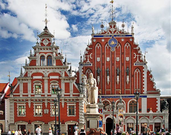 Центральный фасад  Дома Черноголовых является ярким примером архитектуры раннего барокко – стены облицованы красным кирпичом и рустованными панелями, а также украшены лепниной и скульптурами.