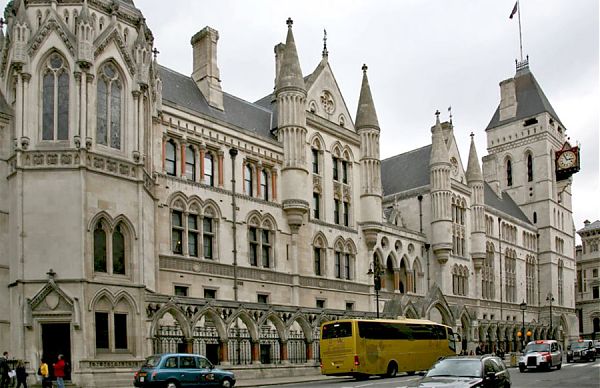 Северный фасад Королевского суда Лондона украшен декоративными башенками, пинаклями, множеством арочных окон и центральной арочной галереей.