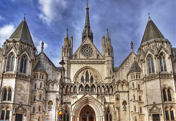 С боковыми башнями центральный портал соединяют декоративные выступы, украшенные коринфскими колоннами, глухими аркадами и бронзовыми гербами с надписью: «Королевский судный двор» (Royal Courts of Justice).