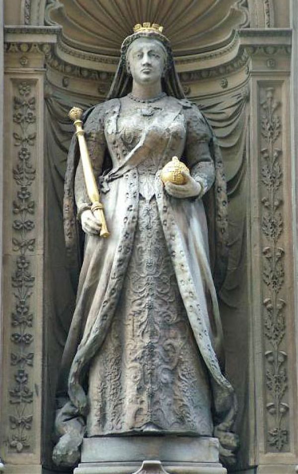 Статуя королевы Виктории расположена в нише, украшенной рельефами с изображением занавеса и морской раковины, а также скульптурными пилястрами.