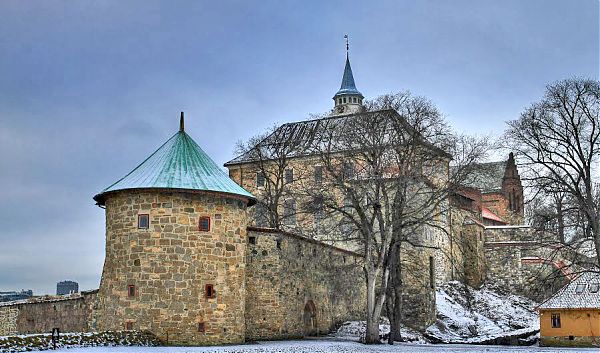Одна из башен замка Акерхус, увенчанная остроконечной крышей с небольшим шпилем, стены которой дополнены маленькими прямоугольными окнами – традиционной деталью «перпендикулярного» готического стиля.