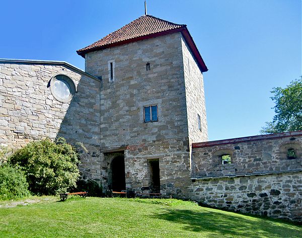 Одна из боковых башен крепости Акерхус, возведенная по сем канонам архитектуры раннего Ренессанса – строгая симметрия и облицовка грубым рустом, как главный элемент декора.