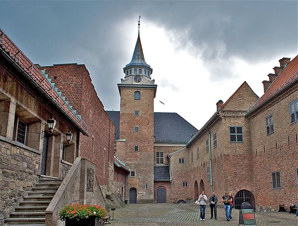Часовая башня форта украшена массивным скульптурным шпилем, декорированным арочными окнами и небольшим бронзовым циферблатом.
