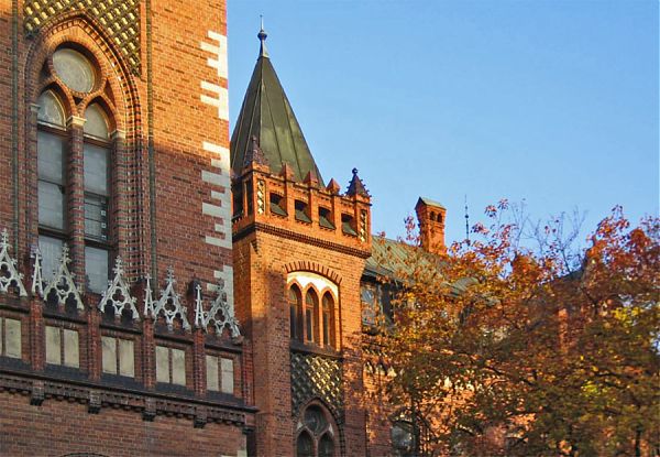 Главный фасад Латвийской художественной академии декорирован традиционными для неоготической архитектуры элементами: декоративными выступами, увенчанными остроконечными шпилями, а также узкими арочными окнами.