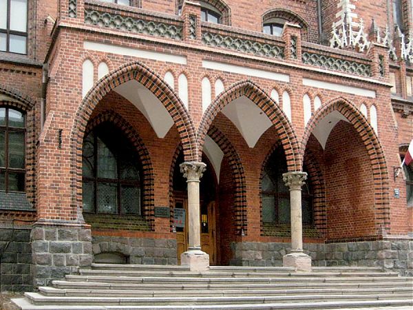 Центральный арочный вход в академию, увенчанный массивной балюстрадой с плоским завершением, которую украшают каменные гирлянды.