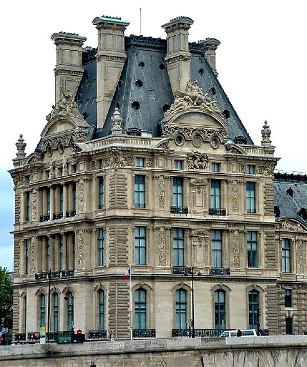 Крайний павильон Крыла Леско, Павильон Флоры (Flora Pavilion), увенчан массивной мансардной крышей, украшенной скульптурными полукруглыми фронтонами, дополненными статуями греческих богов.