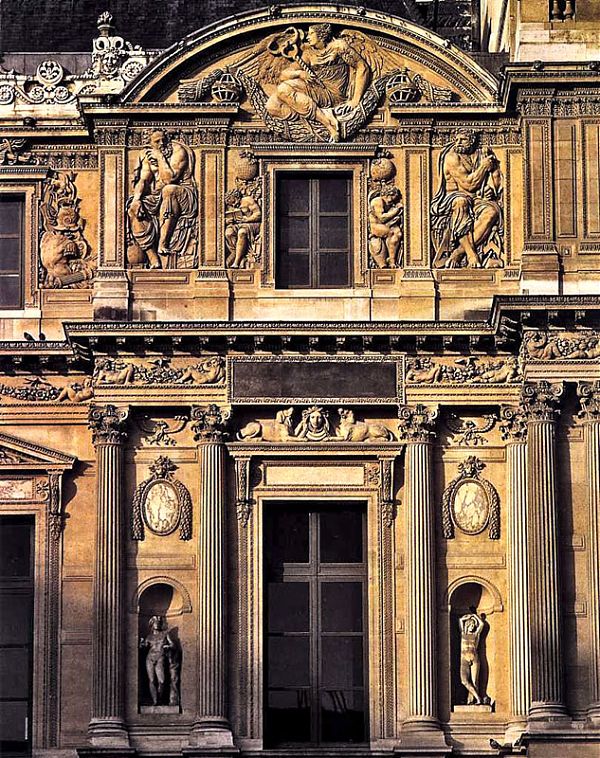 Скульптурный декор Павильона Сюлли является квинтэссенцией архитектуры Ренессанса – множество барельефов, полуколонны коринфского ордера, скульптурные карнизы и полукруглые декоративные фронтоны.