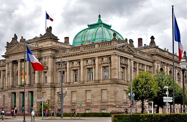 Здание Национальной библиотеки Франции выполнено в традициях архитектуры раннего классицизма – первый ярус является своеобразным постаментом, фасад украшен множеством полуколонн и античных портиков с треугольными фронтонами, венчают сооружение массивные б