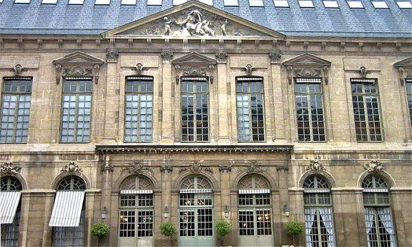 Фасад павильона Тюбеф дополнен широкими арочными окнами, арки которых украшены барельефами с изображением гербов, масок и ангелов.