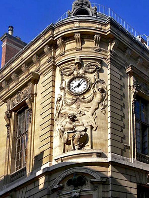 Фасад одного из боковых павильонов библиотеки декорирован масштабным барельефом с циферблатом часов, и с изображением читающей дамы, окружающих ее муз и бюстом богини мудрости Афины.