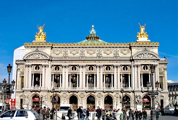 Центральный фасад Парижской оперы оформлен в стиле неоклассицизма с множеством элементов архитектуры ампир – позолоченной лепнины, бюстов и огромного количества барельефов.