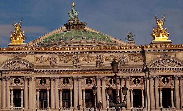 Галерея второго яруса Парижской оперы дополнена узкими мраморными колоннами, а в круглых нишах над ними располагаются бронзовые бюсты выдающихся композиторов.