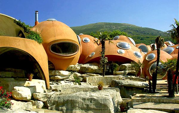 Пузырчатый дом (Palais Bulles) Пьера Кардена. архитектор Антти Ловаг (Antti Lovag). Канны, 1989 г.