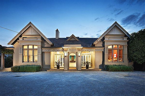 Викторианский стиль фасада, выходящего на улицу. Проект Armandale House. Armandale House от Jackson Clements Burrows, Мельбурн, Австралия.