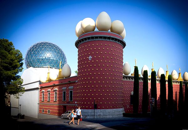 Необычный фасад дома-музея Сальвадора Дали (Dali Theatre and Museum) делает здание примечательным и отражает характер великого художника, любящего эпатаж. Фигерас, Каталония.