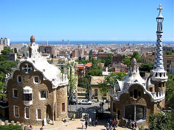 Дом привратников в парке Гуэль (Park Guell) работы А. Гауди похож на пряничный домик благодаря эксклюзивному декору. Барселона, Каталония.