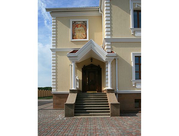 Входная группа коттеджа в Тюмени