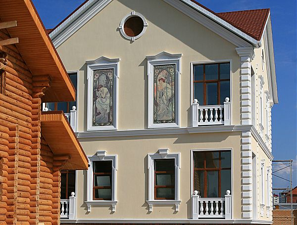 Балюстрада в обрамлении окон