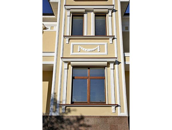 Филёнка на фасаде особняка