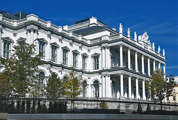 Дворец Кобург (Palais Coburg). 1840-1845 гг. архитектор Карл Шлепс (Schleps) восстановлен в 2001 г. Вена. Австрия.