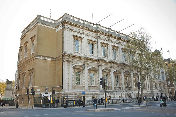 В стиле английского классицизма построен Банкетинг-хаус (Banqueting House.1619-1622 гг.) в Лондоне. Нижний этаж здания облицован рустом, второй этаж декорирован ионическими пилястрами, верхний этаж выполнен в коринфском ордере. Венчает сооружение плоская 