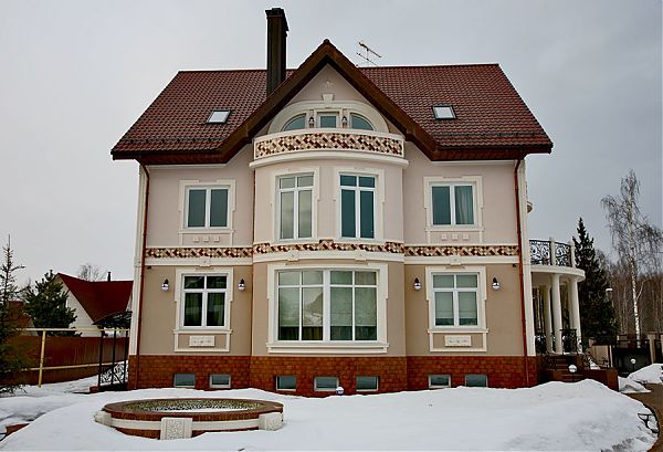 Дом в коттеджном поселке Подмосковья с элементами классицизма 