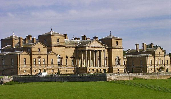 Усадебный дом Холкем-холл (Holkham Hall) в стиле палладианского классицизма. Центральный корпус украшает портик, увенчанный фронтоном, по бокам от центрального корпуса симметрично расположенные флигели, в которых располагаются комнаты для гостей, часовня,