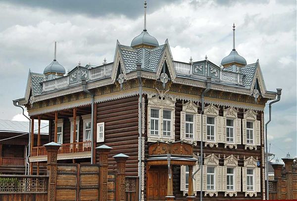 Пример деревянного зодчества прошлого столетия с элементами классицизма. г. Иркутск