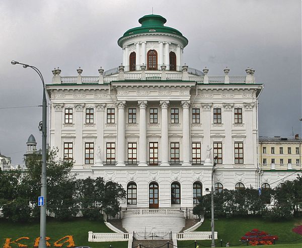 Фасад дома Пашкова ярко демонстрирует элементы классицизма - колонны, ротонды, портики, балюстрады, лепнину, а также конструктивные черты стиля - пропорциональность, ритмичное деление фасада по вертикали, симметричность. Начало строительства 1785 г. архит