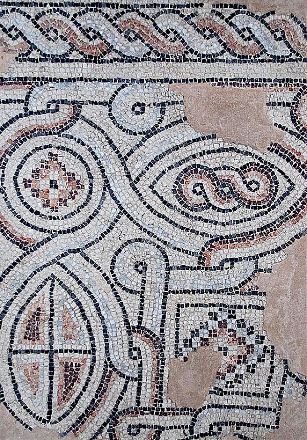 Плетенки и жгуты в сложном рисунке мозаики Равенны.