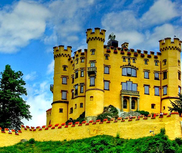 Hohenschwangau Castle - замок короля Максимилиана выстроен в стиле романтическая неоготика.