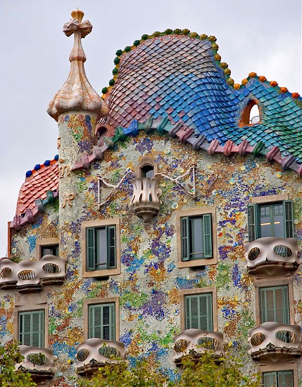 Каса Батло (Casa-Batllo). Сейчас многоквартирный дом и музей. Архитектор Гауди. 1904-1906 гг. Барселона.