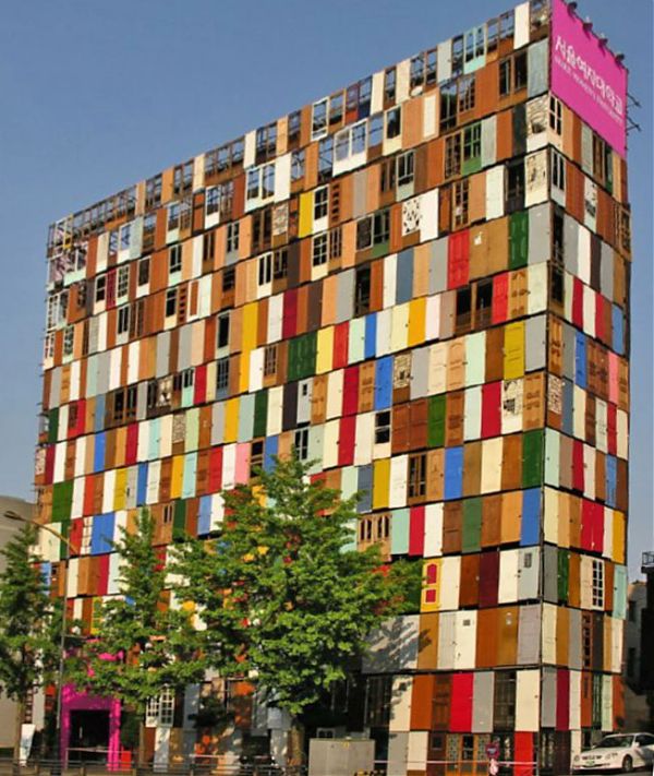 Отделка фасада дверями Чой Джонг Хоа (Choi Jeong-Hwa). Сеул. Южная Корея. 2009 г.