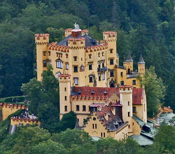 Замок Хоэншвангау (Schloss Hohenschwangau). перестроен в 1832 - 1836 гг. Германия.