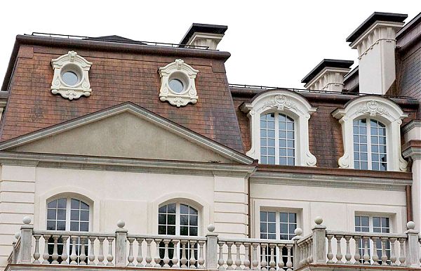 Архитектурный стиль поддержан рельефными декоративными наличниками на окнах.