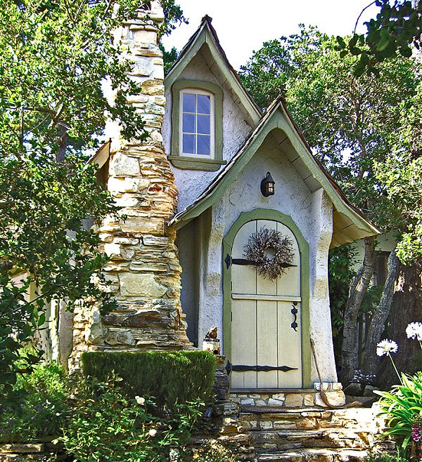 Частный дом в сказочном романтичном стиле. г. Кармел-бай-зе-Си (Carmel-by-the-Sea) на восточном побережье США.
