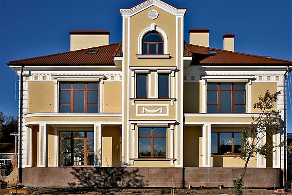 Декоративная отделка особняка в Тульской области отражает классический стиль дома и придает ему торжественный вид.