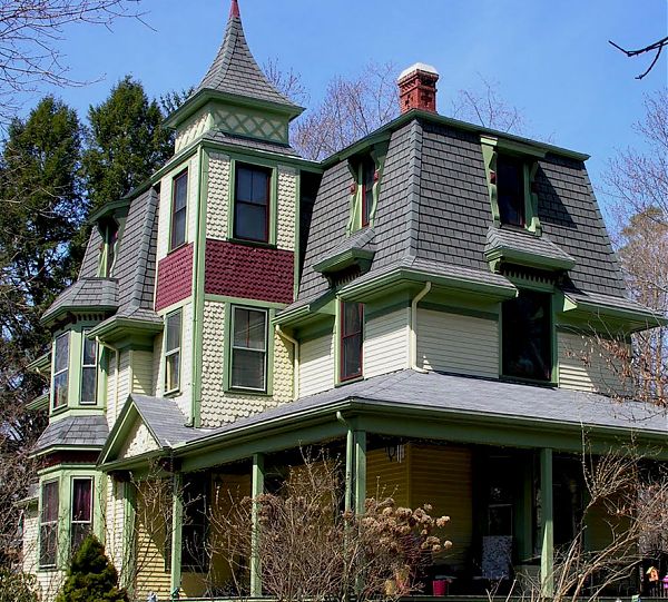 Частный дом в викторианском стиле с деревянным покрытием.