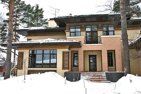 В декоративной отделке фасада смешанного стиля, стиля модерн используется мозаика. Декоративная отделка на фото фасада помимо резьбы из деревокомпозита включает мозаичные элементы.