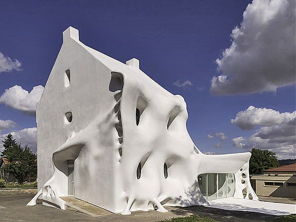Дом-призрак Gue(ho)st House с фантасмагорическим фасадом с эффектом текучести. Облицовка здания галереи современного искусства с помощью толстых слоев полистирола. французские дизайнеры Christophe Berdaguer и Marie Pejus. Делма. северо-восток Франции.