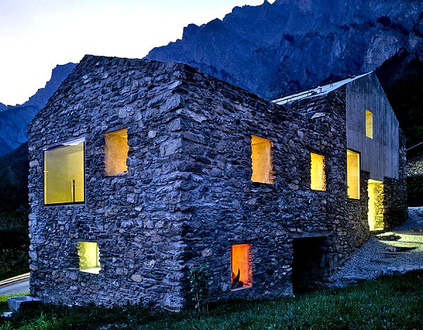 Сельский дом в Швейцарии. 1814-2005 гг. Студия Savioz Fabrizzi Architecte.