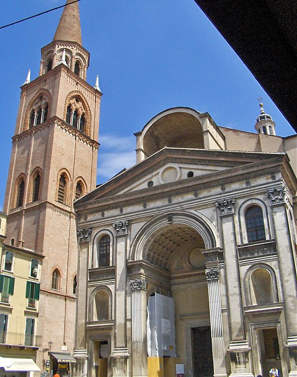 Церковь Сант-Андреа в Мантуе (Basilica di Sant’Andrea), архитектор Альберти, начата в 1472 г.