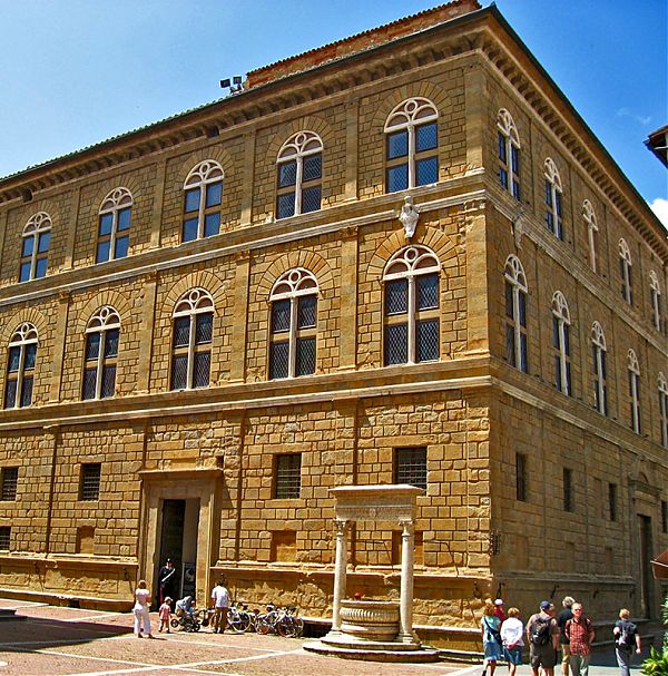 Палаццо Пикколомини (Palazzo Piccolomini), Сиена, 1469 г., архитектор Пьетро Паоло Поррина, проект Бернардо Росселино. Сейчас здесь расположен Национальный Архив.