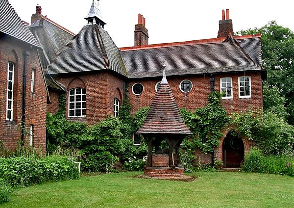 «Красный дом» (Red House, Lane, Bexleyheath) был завершен в 1860 г. Bexleyheath. юго-восток Лондона. авторы проекта дома в английском стиле -Уильям Моррис, Берн-Джонсом и Данте Россетти, архитектор Филипп Уэбб. 