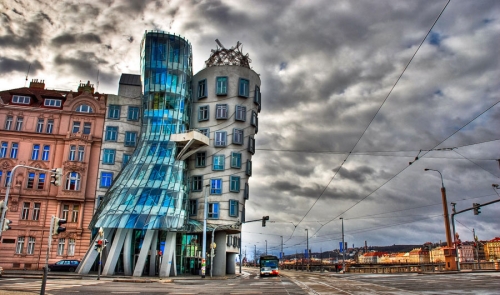 Танцующий дом &laquo;Dancing House&raquo; в Праге, выполнен в оригинальном архитектурном стиле. Здание изображает танцевальную пару Фред и Джинджер. Архитекторы - хорват В. Милунич и американец, лауреат премии Притцкера, Фрэнк Гери. 1996 г.